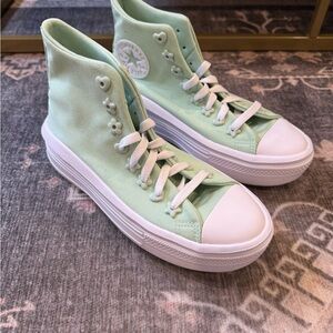 Brand new Converse Women's High-Top with soft platform Sneakers - pistachio